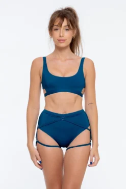 Nona Perkasa Angel Bottoms - Zenith